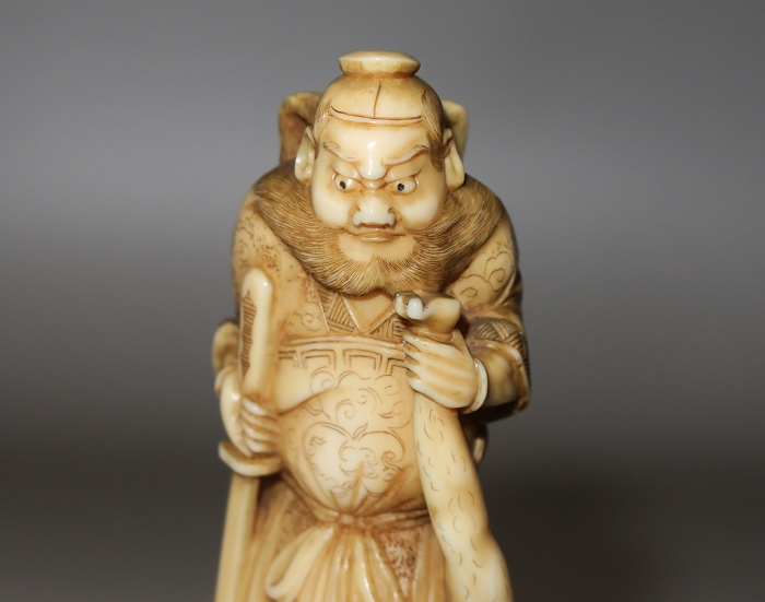 時代提物 彩色人物根付 天然素材 在銘【鍾馗様鬼退治】高さ4.6cm 重さ